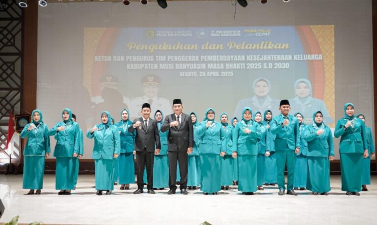 Secara Resmi, Bupati H M Toha dan Wabup Rohman Lantik Ketua dan Pengurus TP PKK Muba Masa Bakti 2025-2030