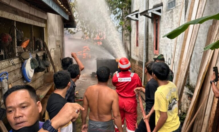 Tim Gabungan Sigap Padamkan Kebakaran di Mangun Jaya