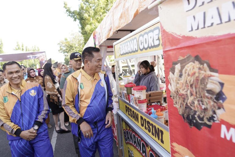 Sebanyak 136 Stand Kuliner Berjejer di Depan Rumah Dinas Bupati