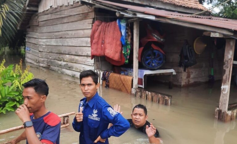 Pemerintah Daerah Hadir Layani Warga Terdampak Banjir di Bayung Lencir