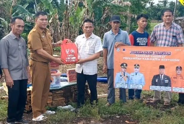 BPBD Banyuasin Salurkan Bantuan Tanggap Darurat untuk Korban Kebakaran di Desa Keten Laut