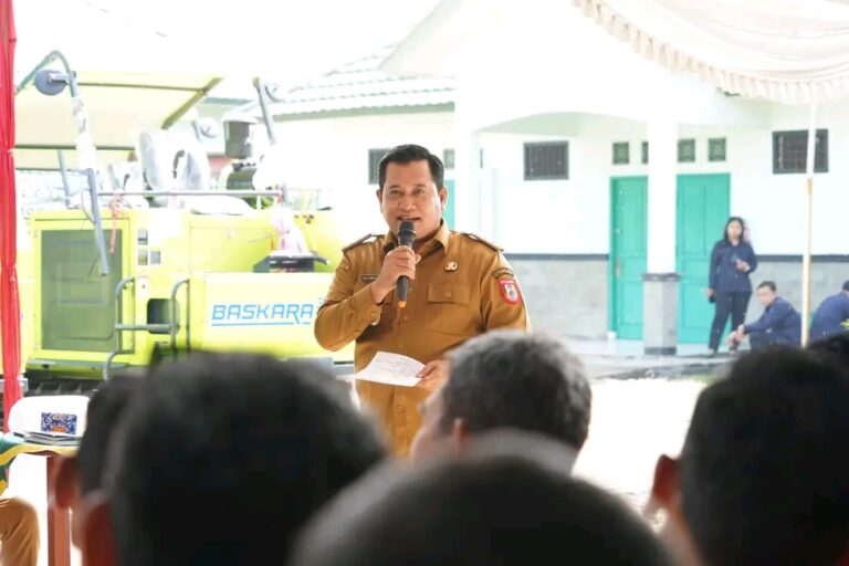 Bupati Banyuasin Serahkan Bantuan Alsintan Dari Kementerian Pertanian Kepada Brigade Pangan