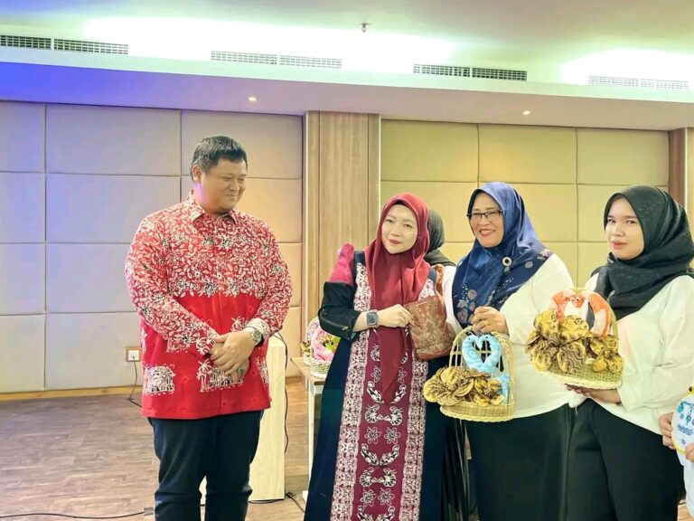 Sekda Tutup Pelatihan Kerajinan Tangan Koperindag – DWP Banyuasin
