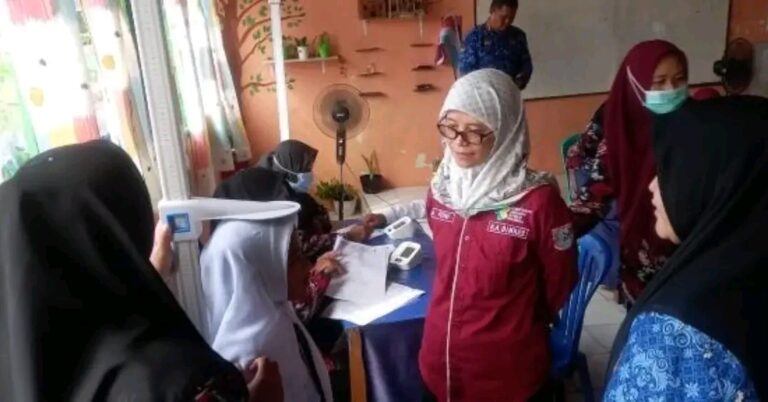KADINKES BANYUASIN PANTAU LANGSUNG KEGIATAN CEK KESEHATAN GRATIS UNTUK ANAK SEKOLAH DI TANJUNG LAGO