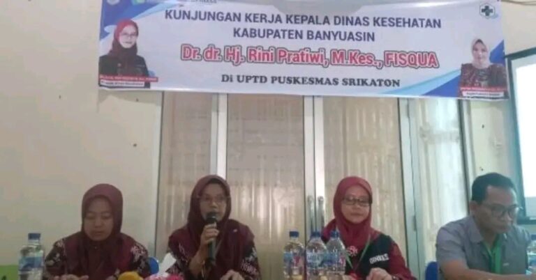 KADINKES BANYUASIN TINJAU FASILITAS DAN MUTU PELAYANAN KESEHATAN DI PUSKESMAS SRIKATON