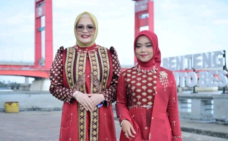 Wakil Bupati Banyuasin Dan Ketua Dekranasda Banyuasin Tampil Dalam Ajang Fashion Show Swarna Songket Nusantara