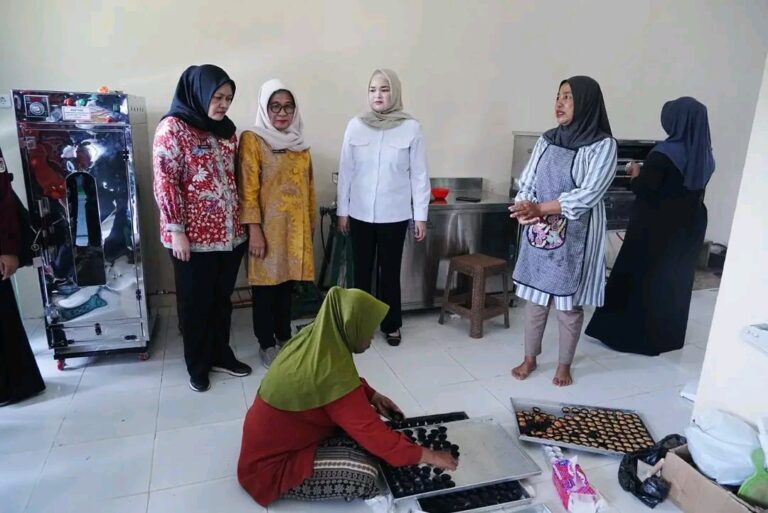 Wabup Netta Tinjau Inovasi Olahan Jamur Tiram