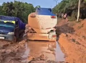 Aktivitas Mobil Angkutan Minyak Illegal  Penyebab Kerusakan Jalan Mangun Jaya Menuju Muratara