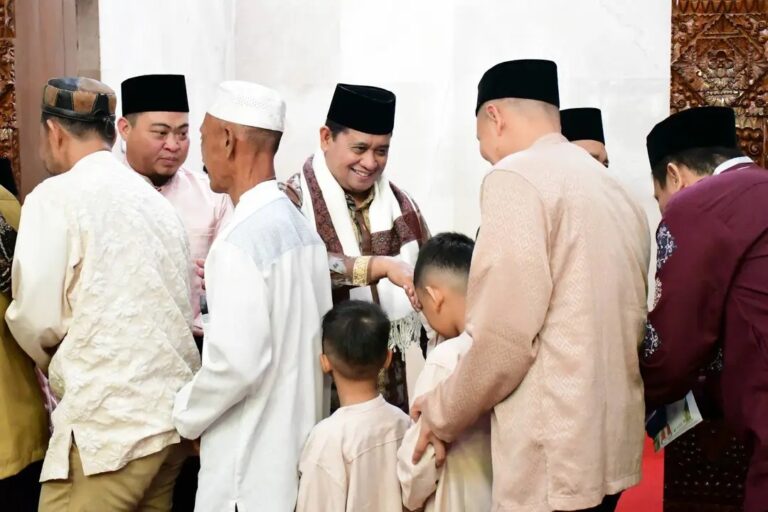‎Bupati dan Wabup Banyuasin Salat Idulfitri Bersama Masyarakat di Masjid Agung Al-Amir