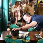 Disambut Meriah Siswa, Bupati Askolani Tinjau Program Makan Bergizi Gratis di SDN 1 Kedondong Raye