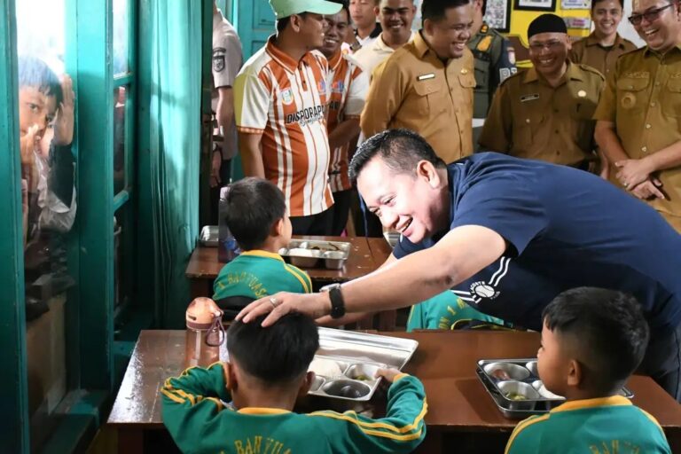 Disambut Meriah Siswa, Bupati Askolani Tinjau Program Makan Bergizi Gratis di SDN 1 Kedondong Raye