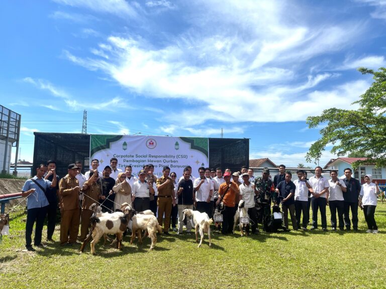 PT Tirta Fresindo Jaya Plant Banyuasin Salurkan 9 Ekor Kambing Qurban untuk Warga Sekitar