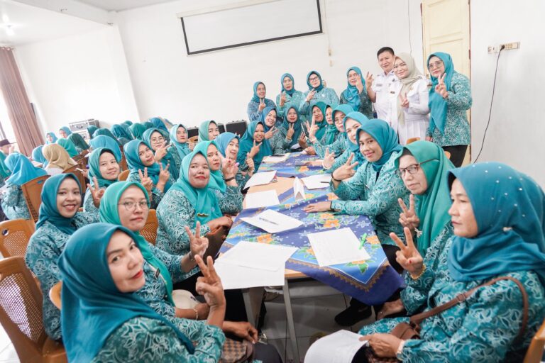 Sinergi Pembinaan PKK di Sanga Desa: Fokus Penguatan Keluarga dan Ekonomi Kreatif