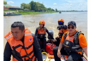Kalaksa BPBD Banyuasin Pimpin Langsung Pencarian Korban Tenggelam di Sungai 