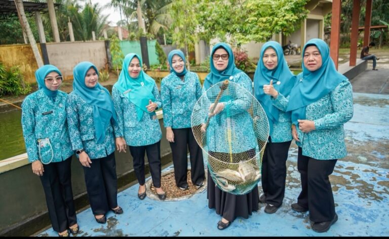 Perkuat Semangat Ketahanan Pangan dari Desa, Ketua TP PKK Muba Tinjau Panen Padi Organik dan Ikan Nila