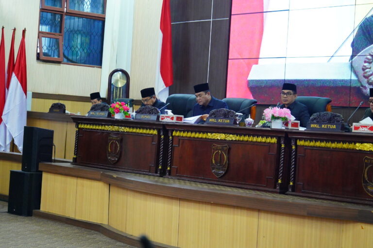 Bupati dan Wakil Bupati Muba Hadiri Paripurna Penyampaian Hasil Reses III DPRD Tahun 2026