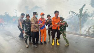 Lihat Kepulan Asap, Bupati Toha Langsung Hentikan Perjalanan dan Turun ke Lokasi Karhutla