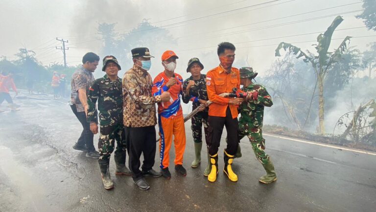 Lihat Kepulan Asap, Bupati Toha Langsung Hentikan Perjalanan dan Turun ke Lokasi Karhutla