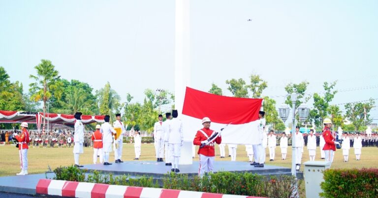 Bupati Toha Pimpin Upacara HUT ke-81 RI