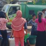 Peduli Dampak Kemarau, PT SMS Bagikan Air Bersih dan Masker kepada Warga