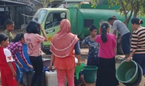 Peduli Dampak Kemarau, PT SMS Bagikan Air Bersih dan Masker kepada Warga