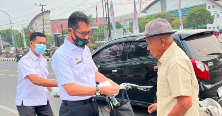Cegah Dampak Kabut Asap, BKPSDM Muba Bagikan Masker ke Masyarakat