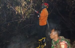 BPBD Muba Berjibaku hingga Dini Hari Padamkan Karhutbunla di Batang Hari Leko