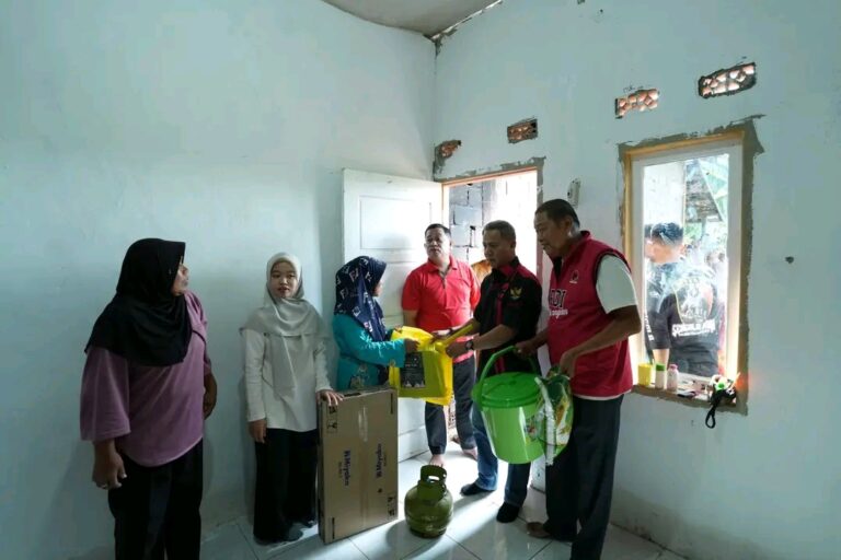 Wujud Kepedulian, Bupati Askolani Bedah Rumah Warga