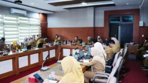 Pemkab Banyuasin, Fokus Kemiskinan hingga Program Sekolah Rakyat  PANGKALAN BALAI – Pemerintah Kabupaten Banyuasin menerima kunjungan Tim Inspektorat Provinsi Sumatera Selatan dalam rangka pelaksanaan pemeriksaan Gubernur sebagai Wakil Pemerintah Pusat (GWPP), Senin (28/9/2026).  Kedatangan tim tersebut diterima Inspektur Kabupaten Banyuasin, Drs. H. Alamsyah Rianda, M.H., bersama jajaran terkait. Tim Inspektorat Provinsi Sumatera Selatan diwakili Pengawas Pemerintahan Ahli Utama, Bambang Wirawan, S.E., M.M., Ak., CA., CGCAE.  Pemeriksaan ini merupakan bagian dari pelaksanaan fungsi pengawasan Gubernur sebagai Wakil Pemerintah Pusat sesuai ketentuan peraturan perundang-undangan. Kegiatan tersebut melibatkan sejumlah organisasi perangkat daerah (OPD) untuk menyiapkan dan menyampaikan data serta dokumen yang diperlukan.  Inspektur Kabupaten Banyuasin, Alamsyah Rianda, menyampaikan bahwa pemerintah daerah siap mendukung proses pemeriksaan dengan memenuhi kebutuhan data, mulai dari informasi umum hingga berbagai aspek penyelenggaraan pemerintahan daerah.  Menurutnya, koordinasi ant perangkat daerah menjadi hal penting agar seluruh data yang dibutuhkan dapat disampaikan secara terarah dan sesuai dengan ruang lingkup pemeriksaan.  Pemeriksaan kali ini juga menitikberatkan pada sejumlah program strategis nasional, khususnya optimalisasi penanggulangan kemiskinan, program Sekolah Rakyat, serta pembangunan tiga juta rumah.  Ketiga program tersebut menjadi perhatian karena berkaitan dengan upaya pemerintah meningkatkan kesejahteraan masyarakat, memperluas akses pendidikan, dan menyediakan hunian yang layak.  Pengusulan Sekolah Rakyat Banyuasin Terus Dilanjutkan  Salah satu agenda yang menjadi perhatian dalam pemeriksaan tersebut adalah program Sekolah Rakyat. Pemerintah Kabupaten Banyuasin telah menyiapkan lahan sebagai salah satu persyaratan untuk mendukung pelaksanaan program tersebut.  Namun, berdasarkan hasil penilaian sebelumnya, lahan yang diusulkan belum diterima. Pemkab Banyuasin pun kembali mengajukan usulan dengan harapan dapat memenuhi persyaratan yang ditetapkan.  Hingga saat ini, pengusulan lahan untuk program Sekolah Rakyat tersebut telah dilakukan sebanyak tiga kali.  Program Sekolah Rakyat merupakan salah satu program pemerintah yang ditujukan untuk memperluas kesempatan pendidikan bagi masyarakat, terutama kelompok yang membutuhkan dukungan akses pendidikan.  Karena itu, kesiapan lahan dan pemenuhan persyaratan menjadi bagian penting dalam proses pengusulan agar program tersebut dapat direalisasikan sesuai ketentuan.  Libatkan 13 OPD, Pemeriksaan Dilakukan Terkoordinasi  Pengawas Pemerintahan Ahli Utama Inspektorat Provinsi Sumatera Selatan, Bambang Wirawan, menjelaskan bahwa sebanyak 13 organisasi perangkat daerah diundang untuk mendukung pelaksanaan pemeriksaan GWPP di Kabupaten Banyuasin.  Pelaksanaan pemeriksaan dilakukan melalui pembagian tugas serta pengumpulan data secara terkoordinasi sesuai bidang dan tanggung jawab masing-masing perangkat daerah.  Materi pemeriksaan tematik meliputi optimalisasi pengentasan kemiskinan, pelaksanaan program Sekolah Rakyat, dan pembangunan tiga juta rumah.  Keterlibatan lintas OPD diharapkan dapat membantu memastikan tersedianya informasi yang dibutuhkan untuk menilai pelaksanaan program dan penyelenggaraan pemerintahan daerah.  Melalui pemeriksaan ini, Pemerintah Kabupaten Banyuasin diharapkan dapat memperkuat koordinasi dengan pemerintah provinsi, meningkatkan kualitas administrasi pemerintahan, serta mendukung pelaksanaan program strategis nasional agar berjalan sesuai sasaran.  Pemkab Banyuasin menyatakan kesiapan untuk mendukung proses pemeriksaan melalui penyediaan data dan informasi yang diperlukan sebagai bagian dari upaya mewujudkan tata kelola pemerintahan yang akuntabel dan berorientasi pada pelayanan masyarakat.